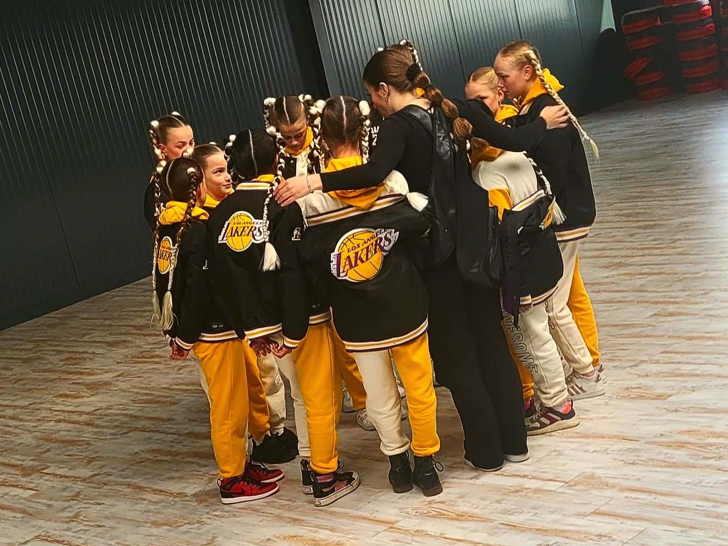 Danique met haar dansers in een huddle