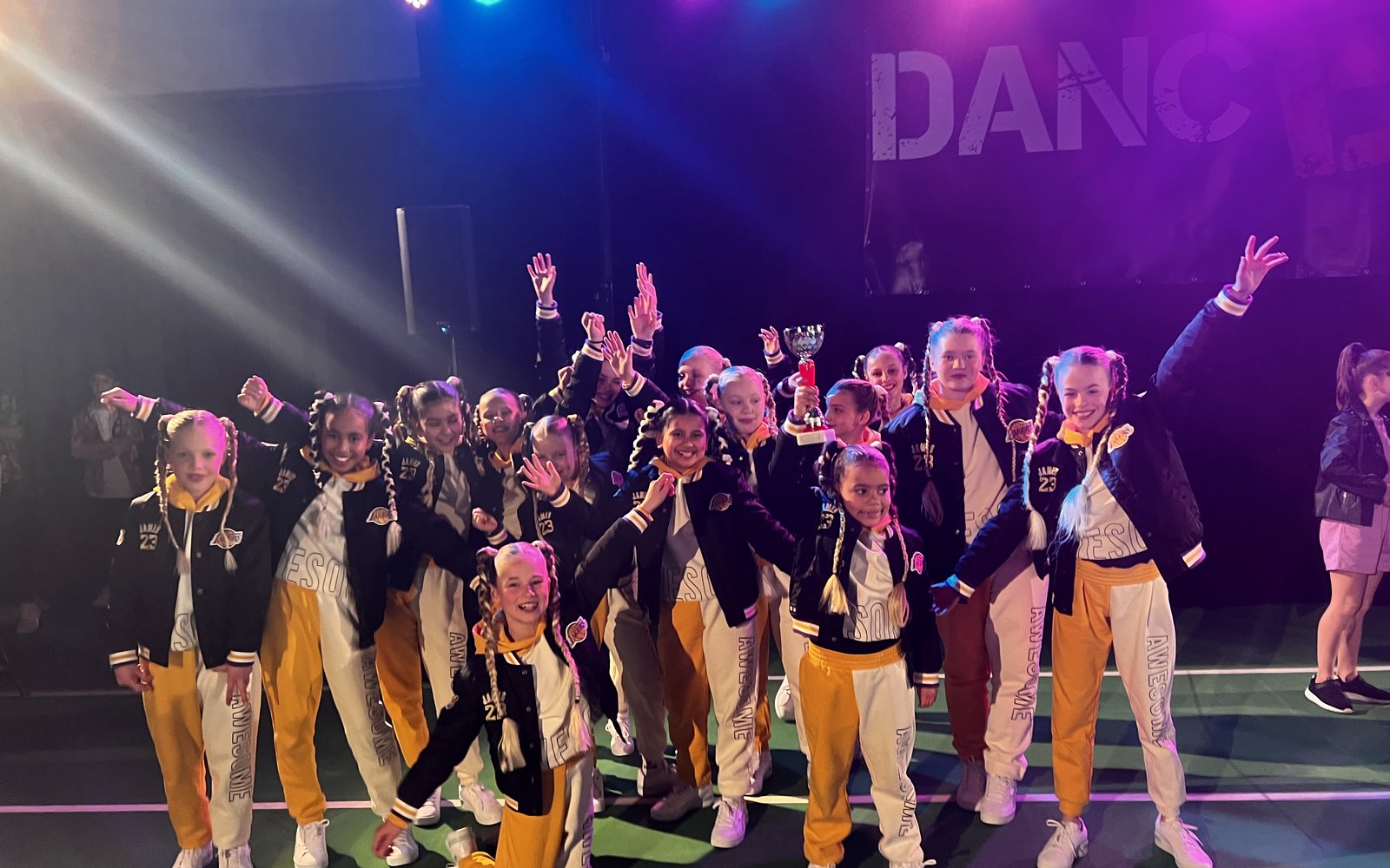 JD-dansers tijdens een optreden