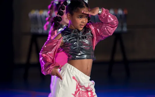 Jonge danseres op het podium