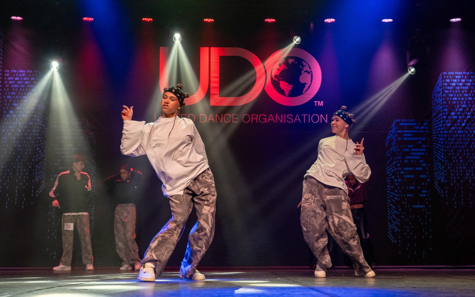 Twee dansers tijdens een duo-optreden